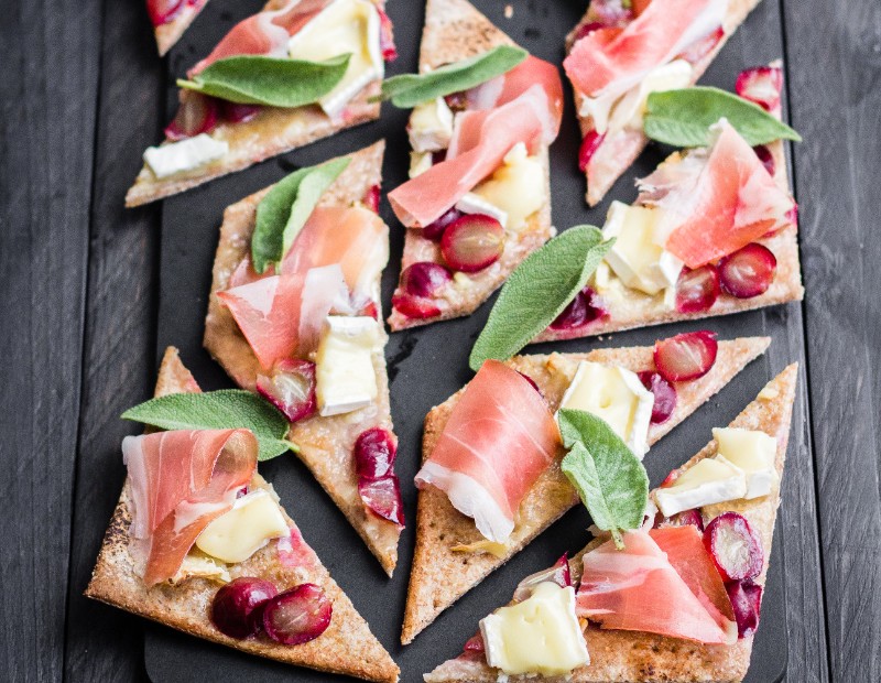 Schiacciata au speck, brie, raisin rouge et sauge croquante