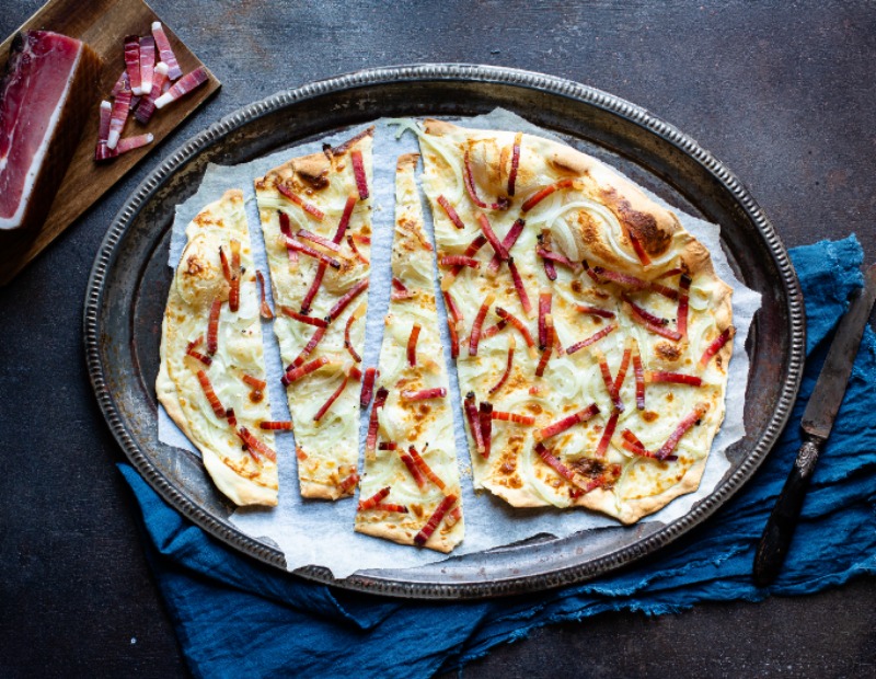 Flammkuchen mit Südtiroler Speck g.g.A., Zwiebel und Käsefondue