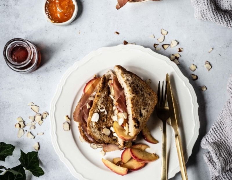Toast à la poêle avec garniture de pommes au four et Speck Alto Adige IGP