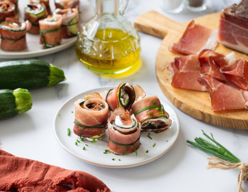 Involtini di Zucchine Grigliate con Caprino Fresco, Speck Alto Adige IGP ed Erba Cipollina 