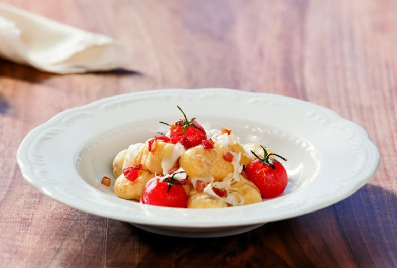Kartoffelnocken mit frischen Tomaten, Südtiroler Speck g.g.A. und ...