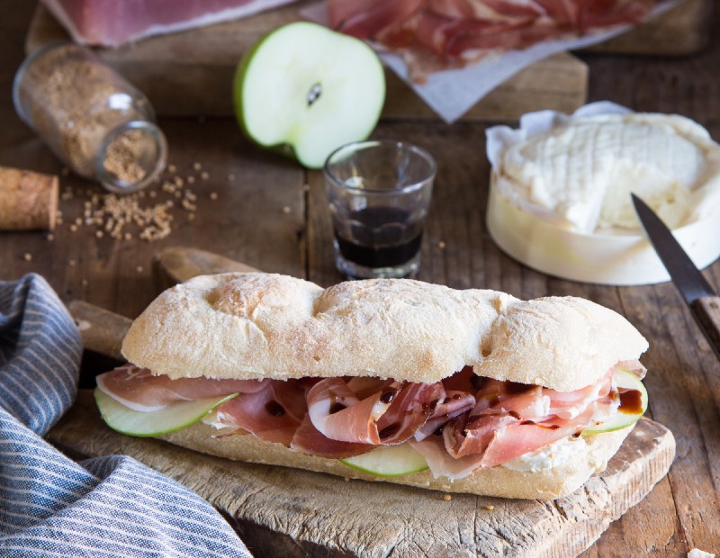 Sandwich gourmand aux pommes, Speck Alto Adige IGP, réduction de vinaigre balsamique, grains de moutarde et fromage robiola