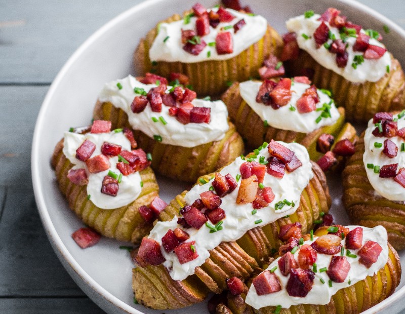 « Hasselback potatoes » avec speck, crème fraîche et ciboulette