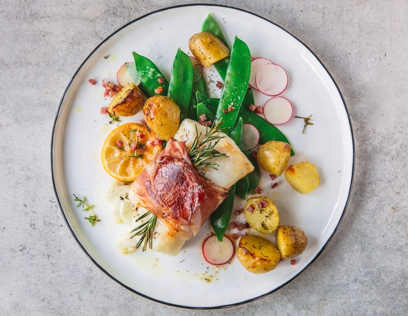Cabillaud enveloppé de Speck Alto Adige avec pommes de terre citronnées