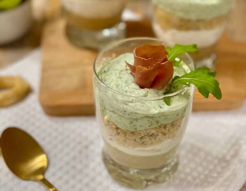 Gâteau au fromage en portion individuelle avec de savoureux sablés salés au parmesan, ricotta salée et Speck Alto Adige IGP