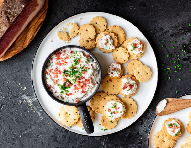 Mousse au mascarpone et Speck Alto Adige IGP accompagnée de sablés au romarin