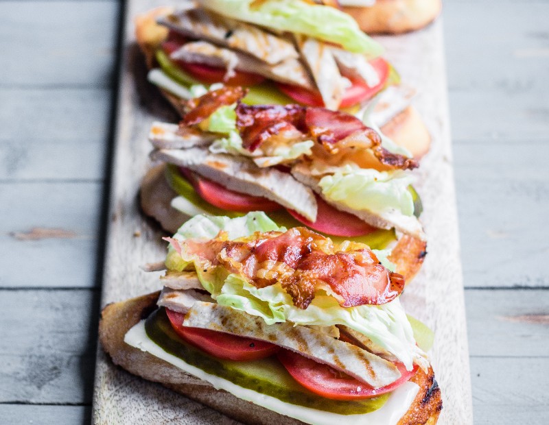 Open SLT (Speck, Laitue, Tomate) avec speck, dinde, laitue et tomate