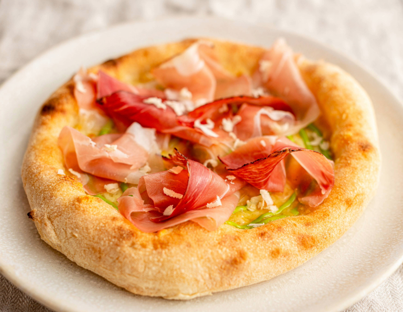 Pizza con maionese all'erba cipollina e Speck Alto Adige IGP