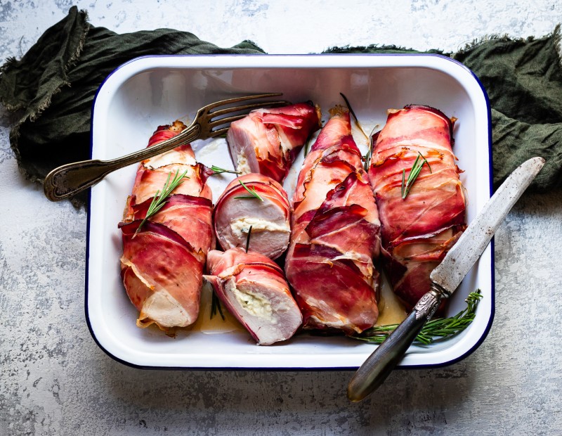 Poitrines de poulet farcies enveloppées de Speck Alto Adige IGP