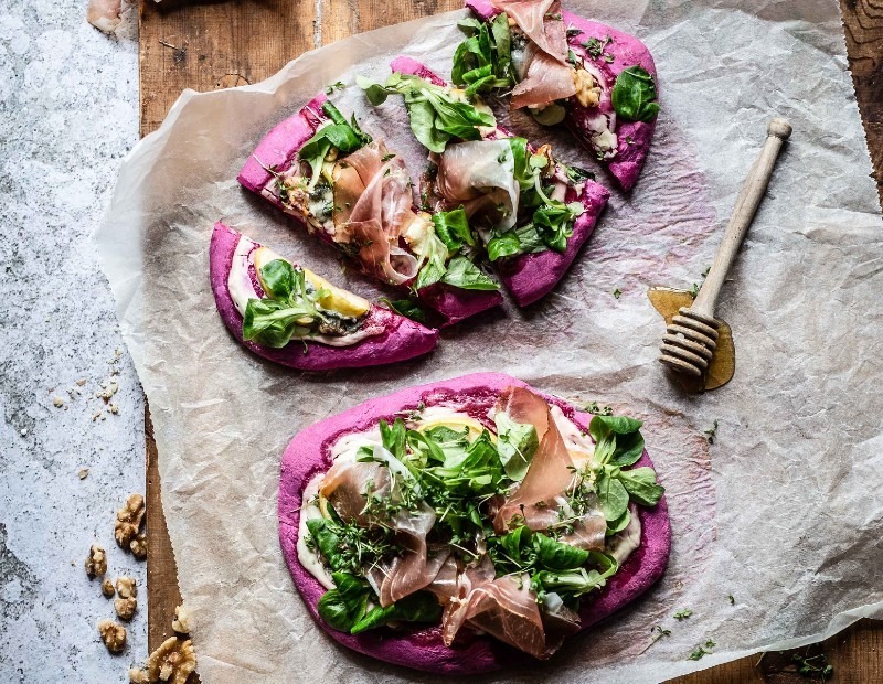 Pizza à la betterave rouge, Speck Alto Adige IGP, pomme et Gorgonzola 