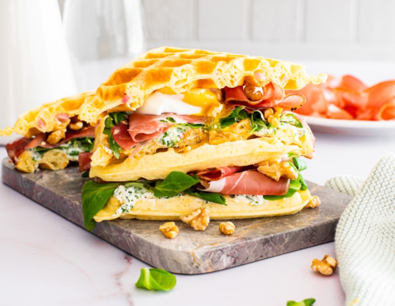 Waffle sandwich con Speck Alto Adige e crema alle erbe
