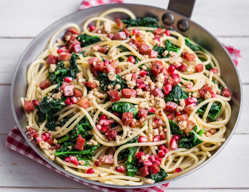 Spaghettoni aux épinards, crumble de noix, speck et grenade