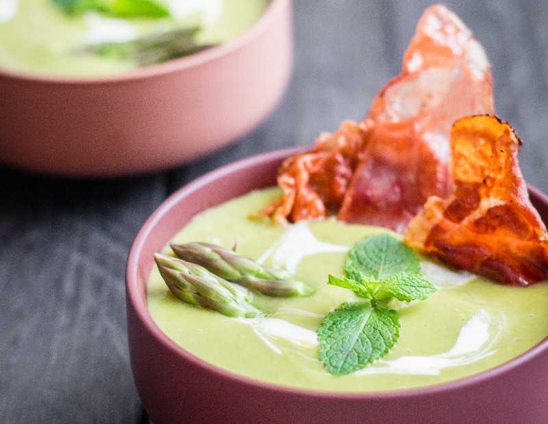 Crème d'asperges, petits pois, menthe et speck croquant