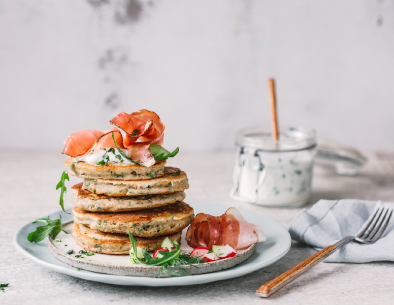 Délicieux pancakes courgette et herbes avec Speck Alto Adige