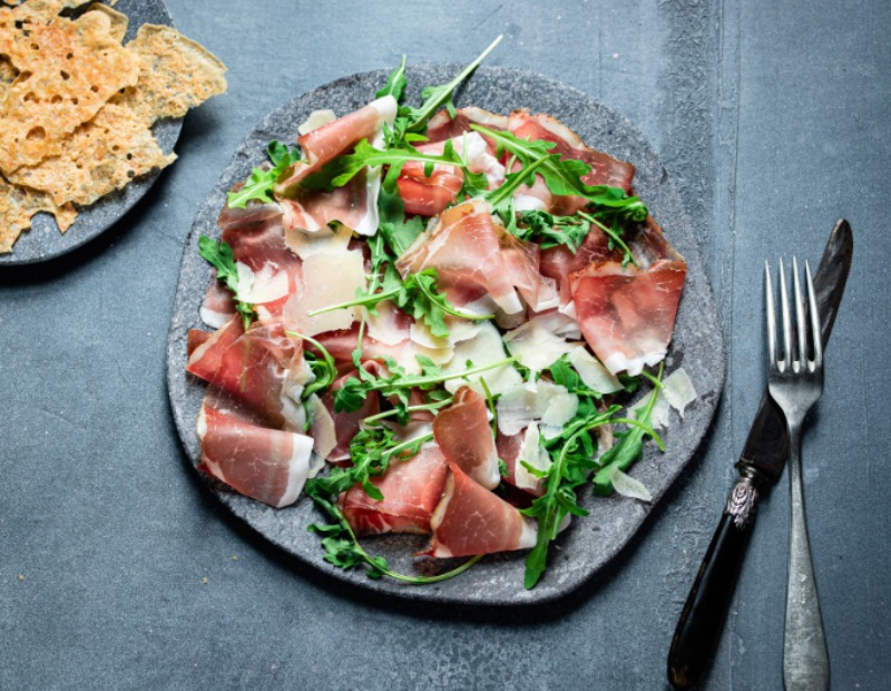 Speck Alto Adige IGP, roquette et parmesan accompagnés de galette de seigle