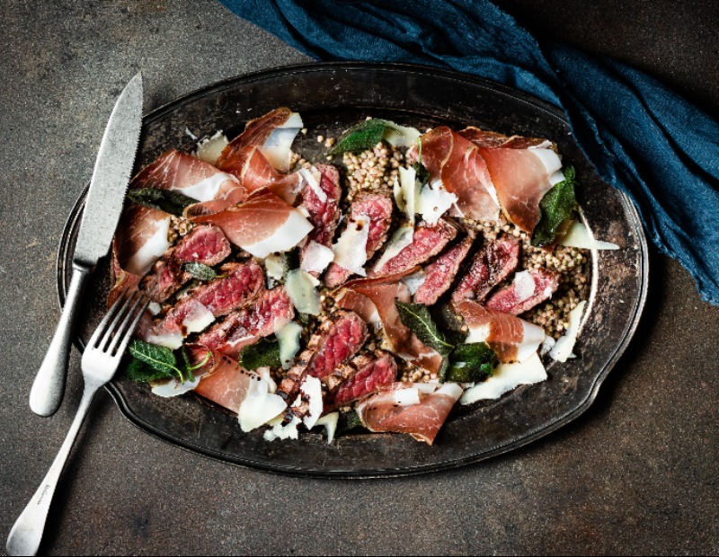 Émincé de bœuf au Speck Alto Adige IGP, sarrasin, feuilles de parmesan et croustillant de sauge