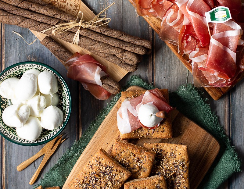 « Schiacciatine » complètes aux graines et gressins de sarrasin au Speck Alto Adige IGP et mozzarella cerises