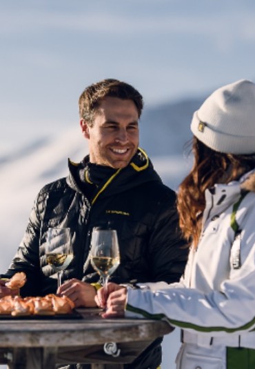 Due persone fanno aperitivo