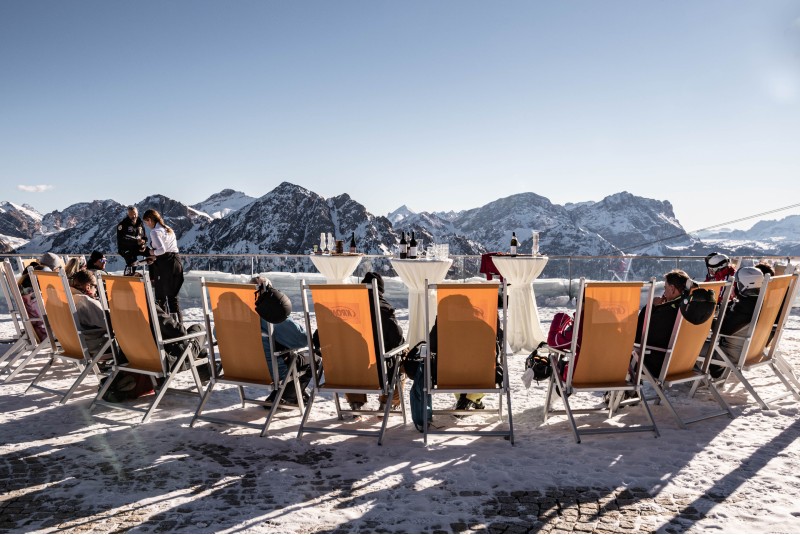 Persone sulle sdraio arancioni con vista