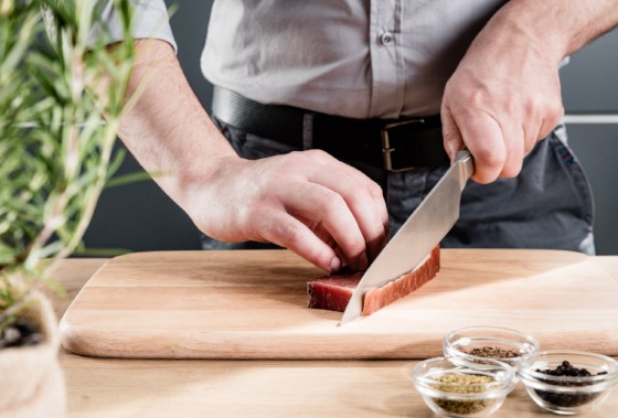 Właściwy sposób krojenia szynki Speck Alto Adige