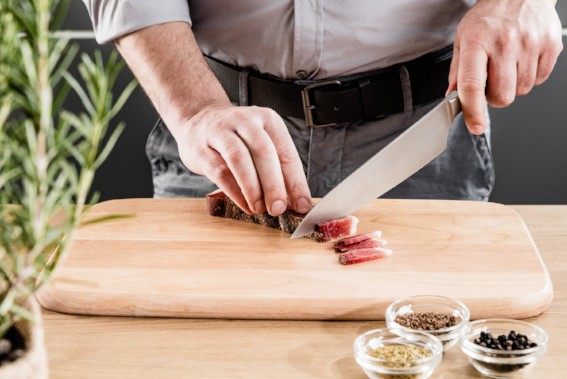 Właściwy sposób krojenia szynki Speck Alto Adige